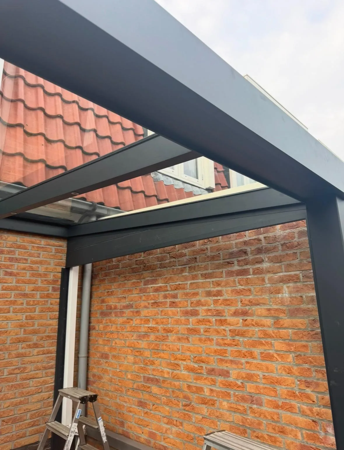 Moderne antraciete terrasoverkapping